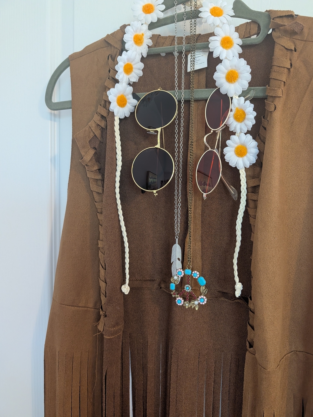 Daisy-Accent Sunglass Chain and Layered Necklace Set in White and Yellow